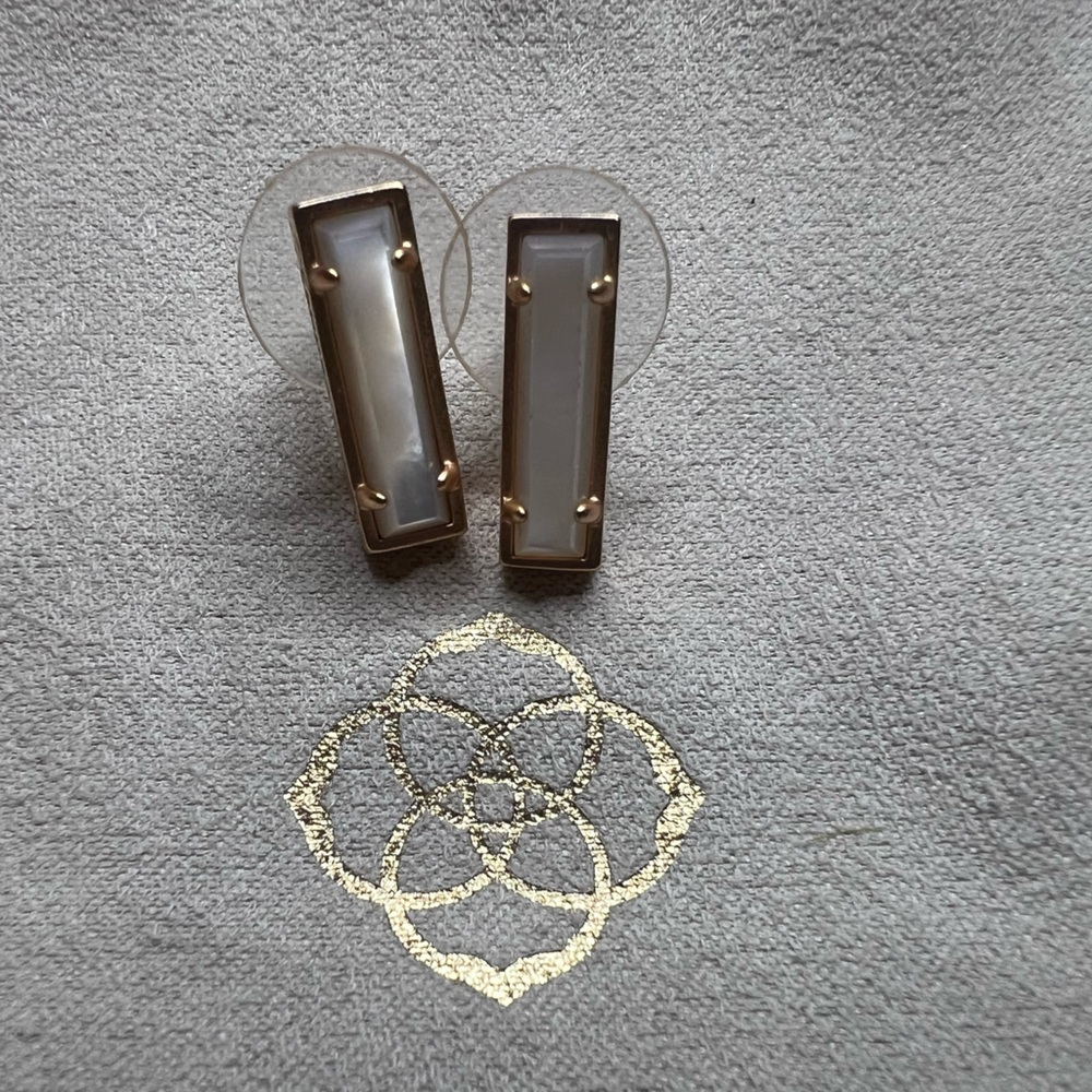 Kendra Scott Lady Earrings - Ivory Pearl/Rose Gold - Picture 4 of 6